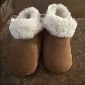 Cozy Brown Slippers with White Fur Lining 6-12 Months